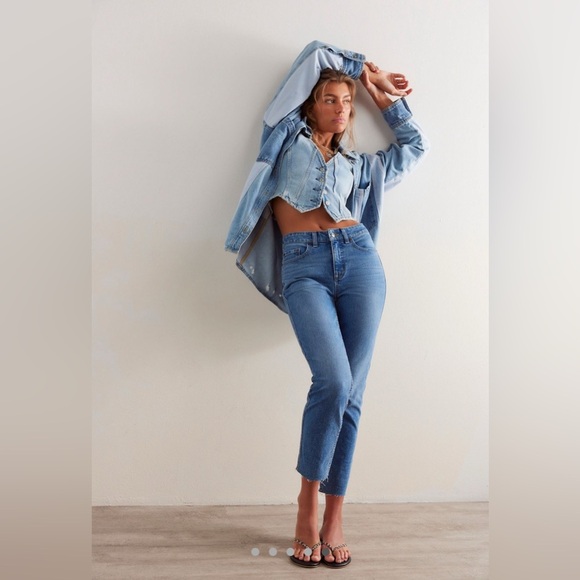 Free People CRVY stovepipe Leg Denim with Subtle Fading SOLD OUT NWT RARE Sz 35 - Picture 4 of 7